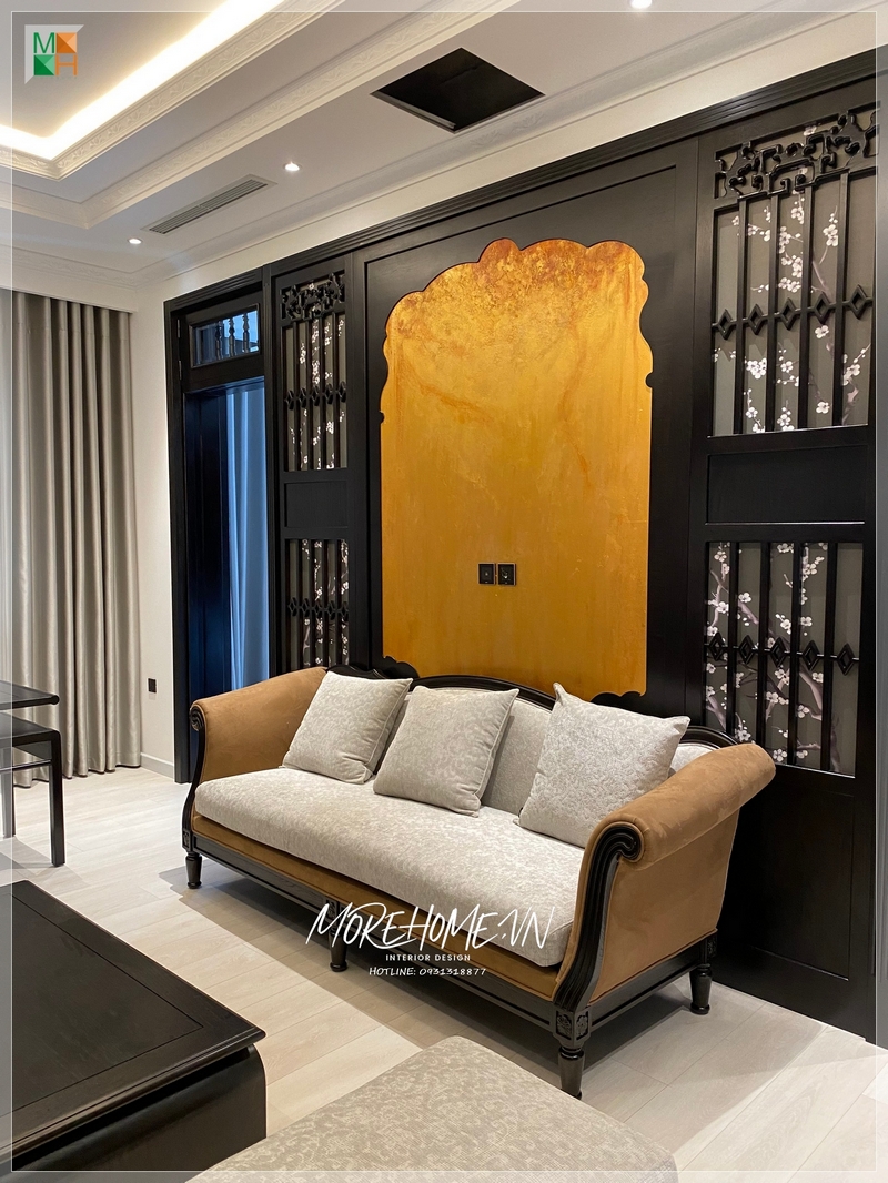 .
Sofa dài có tựa gỗ tự nhiên, bọc nệm màu nâu phong cách Indochine, mang lại vẻ đẹp quyền lực, sự sang trọng cho không gian và thể hiện gu thẩm mỹ tính cách của gia chủ.